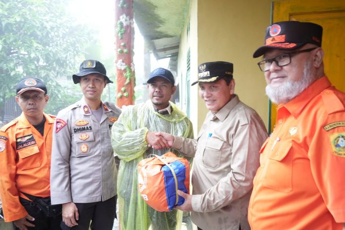 Pj. Bupati Bogor Tinjau Langsung Lokasi Bencana Tugu Selatan dan Serahkan Bantuan