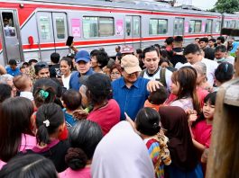 Kunjungan Mendadak Presiden Prabowo di Senen, Tangis Haru dan Harapan Warga Pecah di Bantaran Rel