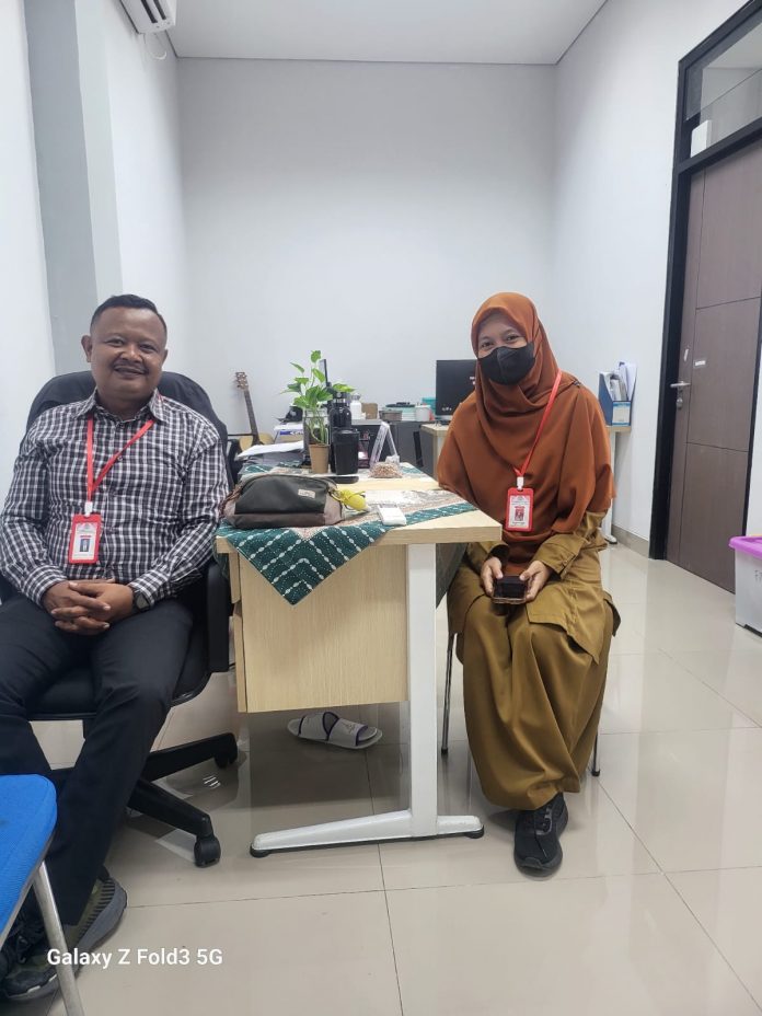 Bapak Wira Ardian Prasetyo, S.Kom Wakil Kepala UPTD SMPN 6 Kota Tangsel bidang kurikulum dan Ibu Sri Wahyuni, S.Pd. Wakil Kepala UPTD Sekolah SMPN 6 Kota Tangsel bidang kurikulum