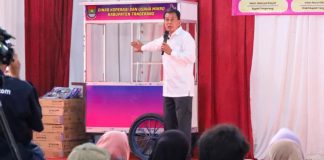Bupati Tangerang Serahkan Bantuan 50 Gerobak UMKM dan Kompor Gas Untuk Warga 3 Kecamatan